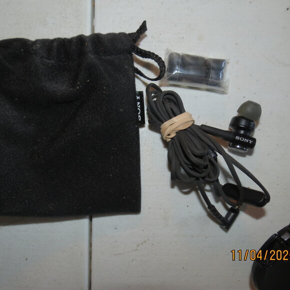 Authentic Sony Bass Boost Wired Earbuds with new earbud tips and carry bag - Picture 3 of 4